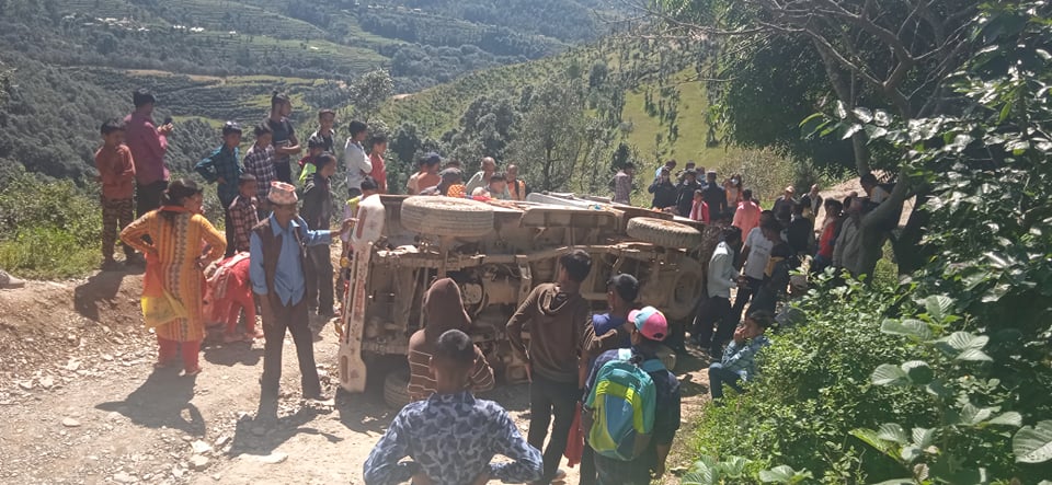 बिहानै देहिमाण्डौँमा जीप दुर्घटना ३जना घाइते 